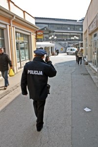 Slika PU_I/policajac u gradu3.jpg